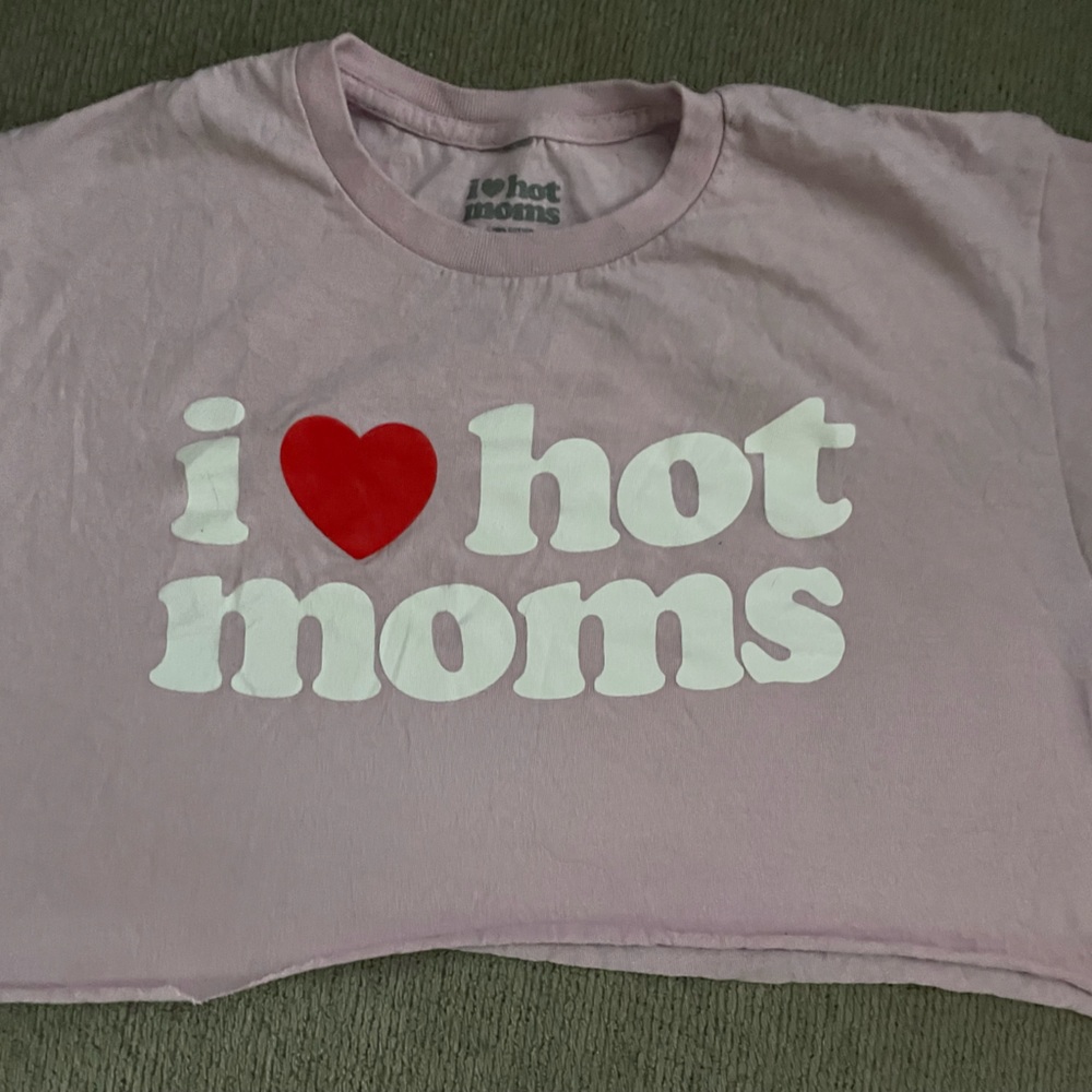 I ❤️ hot moms shirt crop top